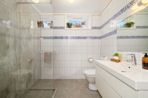 Badet ble delvis modernisert i 2024 med ny dusjnisje. Øvrige deler av badet fremstår med eldre standard og må anses å være utdatert.