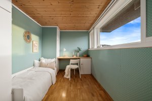 I den nederste etasjen (u2) finner en to rom + et mindre bad. Selv om rommet i etasjen er innredet med seng, er det ikke omsøkt fra kjellerareal til boligareal og dermed ikke lov å benytte rommet til overnatting. 