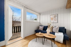 Rommet har tilkomst til en romslig, vestvendt terrasse i front. I følge eier er det lagt klar for rør med tanke på montering av kjøkkenbenk/hybelkjøkken. 