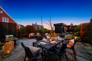 Gjennomtenkt opparbeidet tomt med flere naturlige soner som gir både funksjon og estetikk.