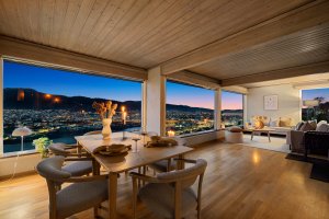 Imponerende vindusflater gir en fenomenal utsikt mot byen og fjellene – en utsikt som endrer seg med årstidene og som virkelig må oppleves.