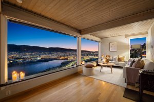 Utsikten oppleves som varig og uhindret, og er en av eiendommens mest fremtredende kvaliteter.