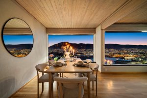 Overflatene i huset består av eikeparkett på gulv og vegger med tapet, panel, malt panel, dekortapet og gips. I himling er det panel, malt panel og malt platekledning. 