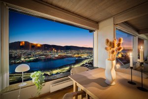 Bolig har i hovedsak utdatert standard. Dette er en unik mulighet til å renovere boligen fra grunnen av og realisere et hjem som kombinerer arkitektonisk arv med moderne løsninger.