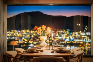 Et sted der gjestene blir sittende litt lenger, og kveldene varer litt ekstra.