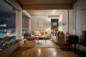 Koselig stue med orkesterplass til byen og de flotteste solnedganger. 