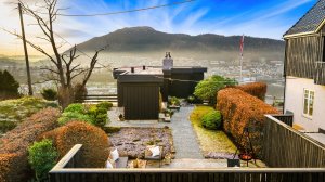 Med utsikt, lys og luftige omgivelser er dette et hjem som passer like godt for barnefamilier som for par og enkeltpersoner som verdsetter kvalitet, beliggenhet og livskvalitet.