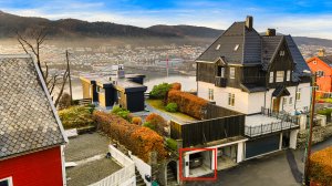 Garasjeplassen er markert med rødt. Garasjen er en egen parsell på 52,6 kvm. og Bellevue 5A eier 1/2 av parsellen. 