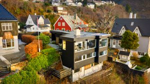 Enebolig fra 1968 tegnet av arkitekt Bjørn Trumpy, med tydelig tidsriktig uttrykk og rene linjer. En spennende ramme for å skape ditt nye drømmehjem. 