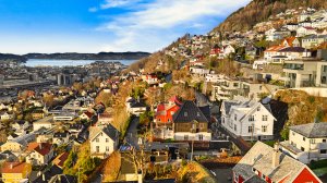 Den rolige og grønne beliggenheten gjør dette til et sted hvor man virkelig kan senke skuldrene, samtidig som en har kort vei til alt du trenger i hverdagen.