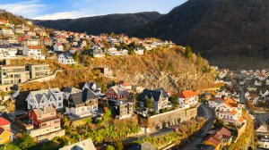 Boligen ligger helt på pynten og tilpasset terrenget. 