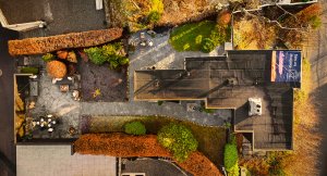 Fenomenal tomt med flere soner, pent opparbeidet med skiferheller, bed og plen – helt flat og usedvanlig lett å utnytte. Tomten grenser også til Fjellveien i front. 