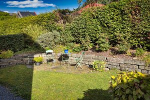 Usjenert uteområde på baksiden av huset som gir en rolig og privat atmosfære.