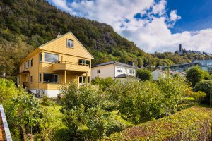 Eiendommen er beliggende på en høyde i terrenget som gir vakker utsikt, gode solforhold og usjenerte uteareal.