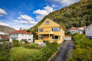 Det er lagt varmekabler i gangfelt fra inngang til eiendommen og opp til huset.