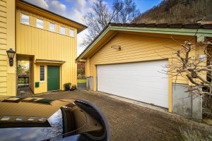 Garasjen ble oppført i 1987. Her har boligen den ene halvdelen av garasjen. El-billader, god lagringsplass og  aut. garasjeportåpner.