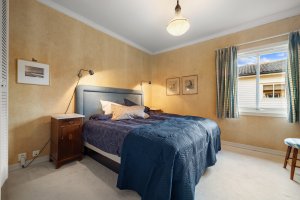 Heldekkende teppe på gulv (med underliggende heltregulv), Vinduet på dette rommet ble fornyet i 2019