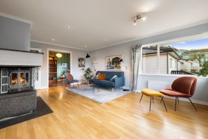 På den ene siden av stuen er det tilgang til eget rom som av dagens eier har vært benyttet som bibliotek.