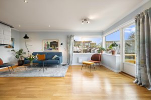 Her er det store vindusflater som gir rikelig med dagslys til rommet. 