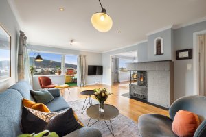 Den rentbrennende peisen gir fin stemning til rommet og god oppvarming til stuen og de tilliggende rommene. 