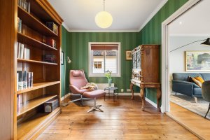 Biblioteket har et areal på 11 m² og egner seg også godt som hjemmekontor. 