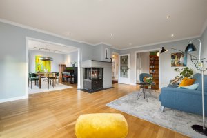 Fra den andre siden av stuen er det overgang til boligens spisestue. 