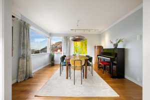 I spisestuen er det behold den originale heltre eikeparketten. 