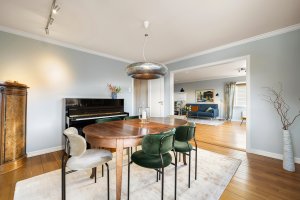 Spisestuen har et areal på 16 m² med god plass til stort spisebord, som også kan forlenges inn mot dagligstuen.