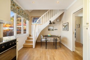 Bildet viser trappesats mellom hovedetasjen og loftsetasjen. 