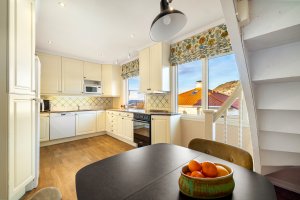 Boligen har et romslig kjøkken på hele 16,3 m². Tre av vinduene på kjøkkenet ble  fornyet i 1997.