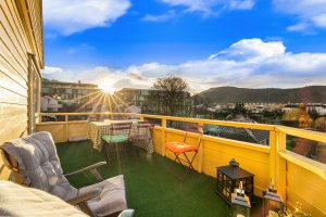 Vestvendt terrasse på 12,0 m². Her er det god plass til utemøbler – perfekt for både hverdag og selskap.