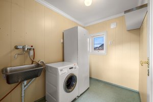 I tillegg til bad/wc i hver av boligens to etasjer er det separat vaskerom på 5,2 m². Vaskerommet er plassert i tilbygget fra 1997. 