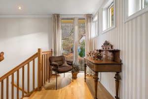 Fra inngangspartiet ledes du opp til hovedetasjen med en romslig gang på 16.5 m². 