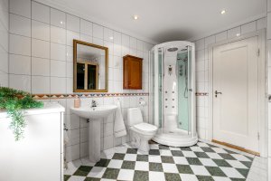 Fliselagt gulv og vegger. Varmekabler i gulvet og innfelt downlights i taket. 