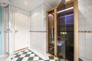 Avsatt areal til egen bastu på hovedbadet. 