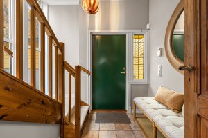 Velkommen inn - Boligens entré har et areal på 7,0 m² med fliselagt gulv og varmekabler. 