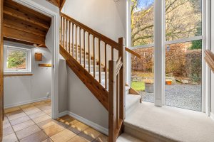 Inngangspartiet har enkel tilkomst til bod/garderoberom på 3.5 m² like bak trappesatsen.