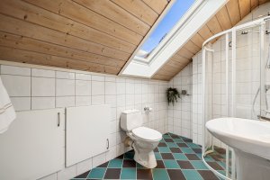 Baderommet har fliselagt gulv og vegger. Det er lagt varmekabler i gulvet. 