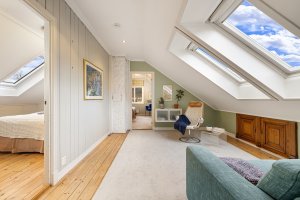 Dette rommet har to store takvinduer. 