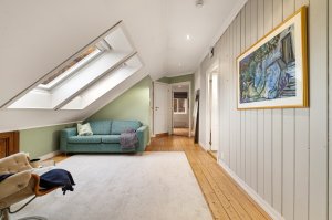 Loftsstue med målbart areal på  12,5 m².  Innfelte spotter.