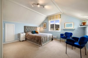 Bildet viser det største av de tre soverommene i loftsetasjen - detter rommet har målbart areal på 16,9 m² 