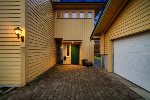 Kort og enkel tilkomst fra garasjen til boligens inngangsparti. 