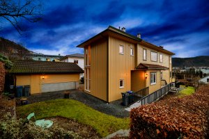 Åpent og luftig areal rundt huset. 