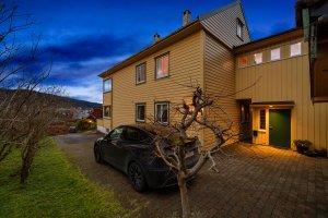 Skjermet og fint inngangsparti. Nabohalvdelen har eget inngangsparti på motsatt side av huset.