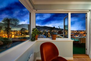 De store vindusflatene gjør den fine utsikten lett tilgjengelig. Vinduer i stuen ble fornyet i 2014. 