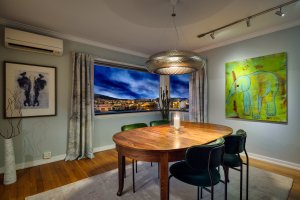 Toshiba luft-til-luft varmepumpe fra 2008 er plassert i spisestuen. 