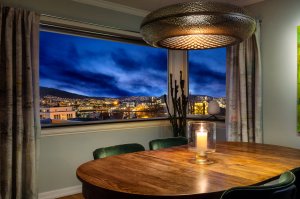 Her kan både eier og gjester nyte den vakre utsikten i kombinasjon med hyggelige måltid. 