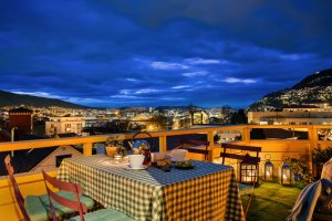 Det åpne arealet rundt huset gir en slående vakker utsikt, bl.a. inn mot Bergen sentrum. 