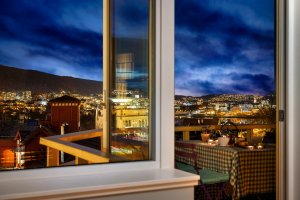 Fra stuen er det utgang til boligens store og solrike terrasse. Terrassedør med 3-lags isolerglass ble fornyet i 2014.