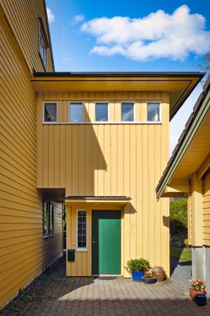 Tilbygget har inngangsparti med god garderobeplass og trappesats opp til boligens hovedetasje.